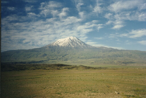 ararat2.jpg (62276 bytes)