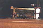Ve dve hodiny rano na brehu Dunaje v opustene autobusuove zastavce se zářící telefoni budkou.