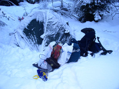 Camp 2, ranní balení, pršelo, mrzlo sněžilo. Zmokli jsme, zmrzli jsme, zasněžili jsme