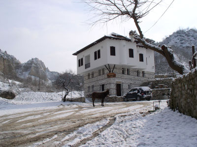 Melnik - kontrast osla s automobilem