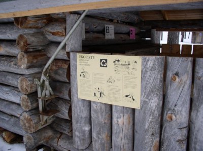 Ekopiste, sběrná stanice separovaného odpadu uprostřed divočiny, vlevo lis na stlačení plastových lahví