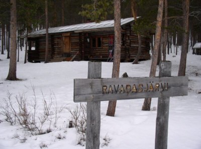 Ravadasjarvi, první spaní ve stěnách dřevěného srubu