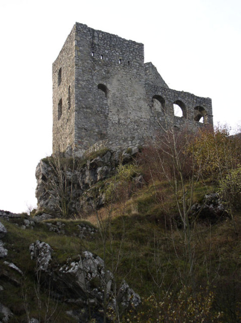 nový hrad Strečno vyhlíží svého staršího bratra, který nás již očekává
