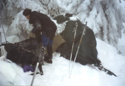 Stavíme stan a toto místo klidu honosně nazýváme "Base Camp". Ó jak jsme později zatoužili po úkrytu v tomto zapomenutém koutu drsných hor.
