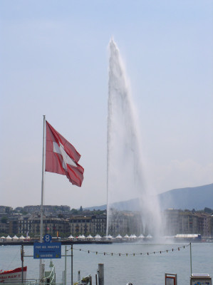 Helvétský kříž a jezerní gejzír na Lac Leman, všude přítomné symboly Ženevy