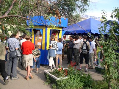 The lottery is custom for russians. 5 vectors que of people waiting to lose a few rubles